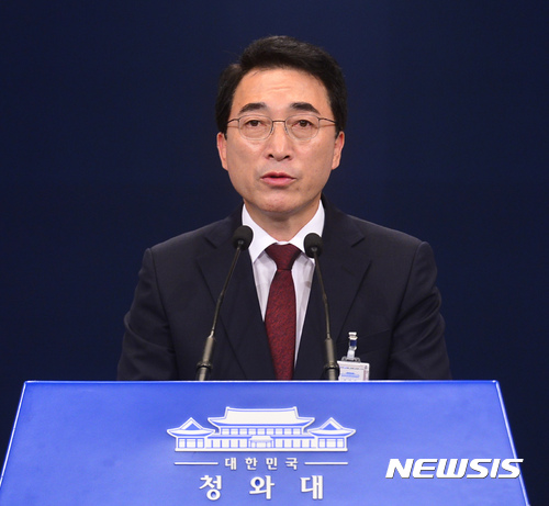 【서울=뉴시스】전진환 기자 = 박수현 청와대 대변인이 12일 오전 춘추관에서 유엔 안전보장이사회가 새로운 대북제재 결의안을 채택한 것과 관련해 브리핑하고 있다. 2017.09.12. amin2@newsis.com