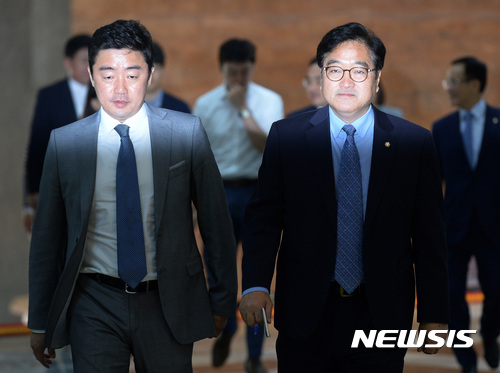 【서울=뉴시스】박영태 기자 = 우원식 더불어민주당 원내대표와 강훈식 원내대변인이 12일 오전 서울 영등포구 여의도 국회에서 더불어민주당 비공개 의원총회에 참석하고 있다. 2017.09.12.since1999@newsis.com