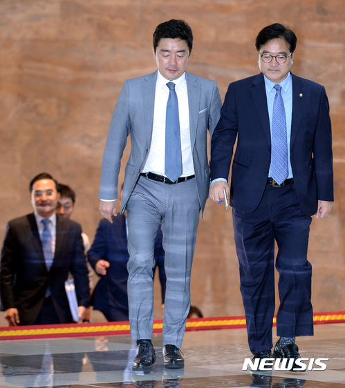 【서울=뉴시스】박영태 기자 = 우원식 더불어민주당 원내대표와 강훈식 원내대변인이 12일 오전 서울 영등포구 여의도 국회에서 더불어민주당 비공개 의원총회에 참석하고 있다. 2017.09.12. since1999@newsis.com