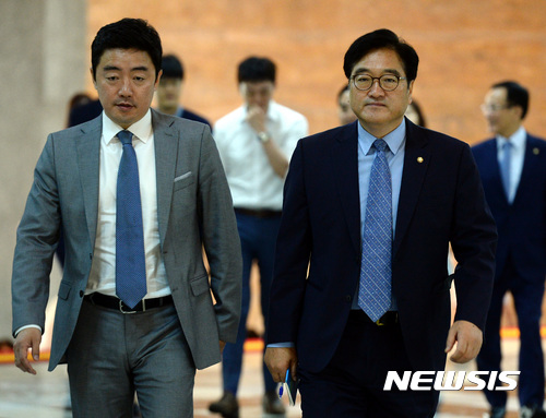 【서울=뉴시스】박영태 기자 = 우원식 더불어민주당 원내대표와 강훈식 원내대변인이 12일 오전 서울 영등포구 여의도 국회에서 더불어민주당 비공개 의원총회에 참석하고 있다. 2017.09.12.since1999@newsis.com