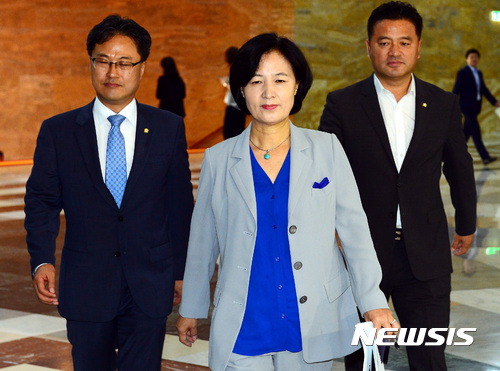 【서울=뉴시스】박영태 기자 = 추미애 더불어민주당 대표가 12일 오전 서울 영등포구 여의도 국회에서 더불어민주당 비공개 의원총회에 참석하고 있다. 2017.09.12.since1999@newsis.com