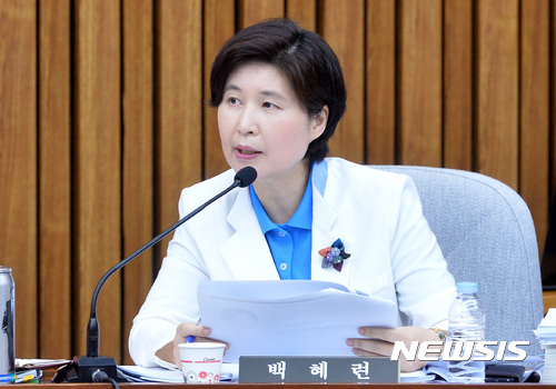 【서울=뉴시스】이영환 기자 = 더불어민주당 백혜련 의원이 12일 오전 서울 여의도 국회 제3회의장에서 열린 김명수 대법원장 후보자 인사청문회에 참석해 질의를 하고 있다. 2017.09.12.&nbsp; 20hwan@newsis.com 