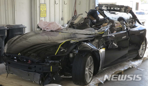 【윌리스톤=AP/뉴시스】 미 연방교통안전국 (NTSB)은 자율주행차 테슬라의 모델 S차량이 캘리포니아 고속도로에서 '오토파일럿' 자동시스템으로 운행 중 소방트럭과 충돌한 사고를 조사중이라고 지난 2018년1월24일(현지시각) 발표했다. 올해 오토파일럿 장치 관련 여러 건의 재판을 앞두고 있는 테슬라가 8일 첫 재판의 평결이 나오기 하루전 피해자측과 합의했다. 2024.4.9.