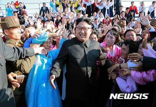 【서울=뉴시스】북한 조선중앙TV는 북한 김정은 국무위원장이 섬 분교와 최전방 지역, 산골학교 등에 자원진출한 교원들을 만나 격려하고 기념사진을 찍었다고 12일 보도했다. 2017.09.12. (출처=조선중앙TV캡쳐) photo@newsis.com