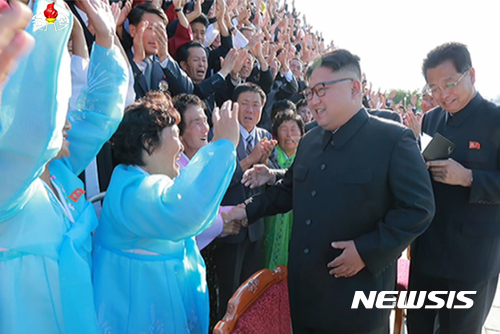 【서울=뉴시스】북한 조선중앙TV는 북한 김정은 국무위원장이 섬 분교와 최전방 지역, 산골학교 등에 자원진출한 교원들을 만나 격려하고 기념사진을 찍었다고 12일 보도했다. 2017.09.12. (출처=조선중앙TV캡쳐) photo@newsis.com