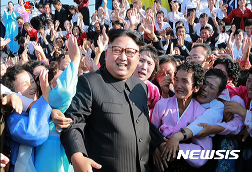 【서울=뉴시스】북한 조선중앙TV는 북한 김정은 국무위원장이 섬 분교와 최전방 지역, 산골학교 등에 자원진출한 교원들을 만나 격려하고 기념사진을 찍었다고 12일 보도했다. 2017.09.12. (출처=조선중앙TV캡쳐) photo@newsis.com