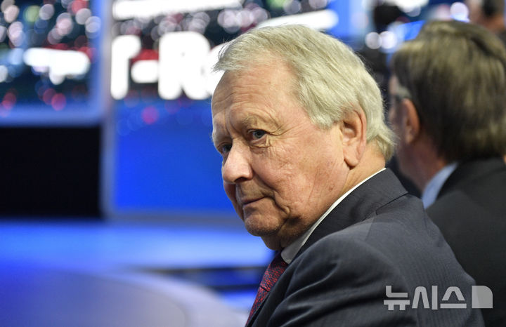 [프랑크프루트=AP/뉴시스] 볼프강 포르셰가 프랑크푸르트에서 열린 국제 프랑크푸르트 모터쇼(IAA)에서 폭스바겐 프레젠테이션을 지켜보고 있다. *기사 본문과는 무관한 사진. 2017.09.12.