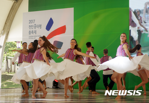 【천안=뉴시스】이종익 기자 = 전국 유일의 춤축제인 '천안흥타령 춤축제2017'가 13일 오후 7시 공식개막을 앞둔 가운데 이날 오전 천안삼거리공원 버드나무극장 무대에서 국제춤대회에 참가한 55년 전통의 이스라엘 무용단이 공연을 펼치고 있다. 2017.09.13.&nbsp; 007news@newsis.com