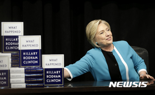 【뉴욕=AP/뉴시스】미국 민주당 대선 후보이던 힐러리 클린턴 전 국무장관이 12일(현지시간) 뉴욕의 한 서점에서 대선 회고록 '무슨 일이 일어났나'(What Happened) 출간 기념 사인회를 진행하고 있다. 2017.9.13.