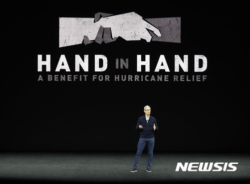 【쿠퍼티노=AP/뉴시스】애플의 팀 쿡 최고경영자가 12일(현지시간) 캘리포니아주 쿠퍼티노에 있는 애플 캠퍼스에서 신제품 아이폰 X를 소개하고 있다. 2017.09.13 