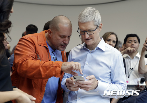 【쿠퍼티노=AP/뉴시스】애플의 팀 쿡 최고경영자와 조너선 아이브 최고 디자인 책임자가 12일(현지시간) 캘리포니아주 쿠퍼티노에 있는 애플 캠퍼스에서 신제품 아이폰 X를 써보고 있다. 2017.09.13