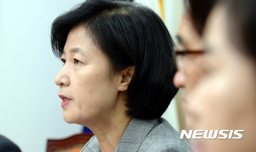 【서울=뉴시스】박영태 기자 = 추미애 더불어민주당 대표가 13일 오전 서울 영등포구 여의도 국회 더불어민주당 당대표회의실에서 진행된 최고위원회의에서 모두발언을 하고 있다. 2017.09.13.since1999@newsis.com