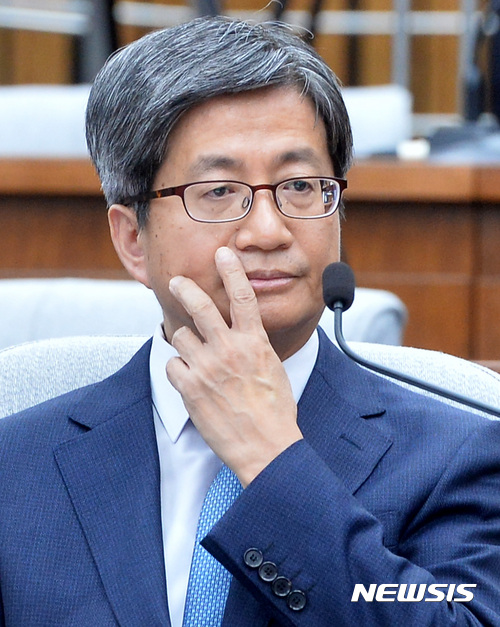 【서울=뉴시스】이영환 기자 = 김명수 대법원장 후보자가 13일 오전 서울 여의도 국회 제3회의장에서 열린 인사청문회에 참석해 얼굴을 만지고 있다. 2017.09.13. 20hwan@newsis.com