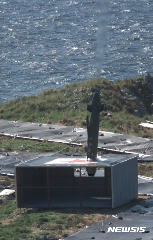 [서울=뉴시스] 공군과 방위사업청은 지난 2017년 9월12일 장거리 공대지 유도미사일 '타우러스(TAURUS)' 최초 실사격을 성공적으로 완수했다고 이튿날인 13일 밝혔다. 이날 F-15K 전투기에서 발사된 미사일은 약 400㎞를 자체항법으로 비행한 뒤 직도사격장의 표적을 정확하게 명중했다. 사진은 타우러스 미사일이 직도사격장에 설치된 목표물을 정확히 명중해 관통하고 있는 모습. 2023.05.28. (사진=공군 제공) photo@newsis.com