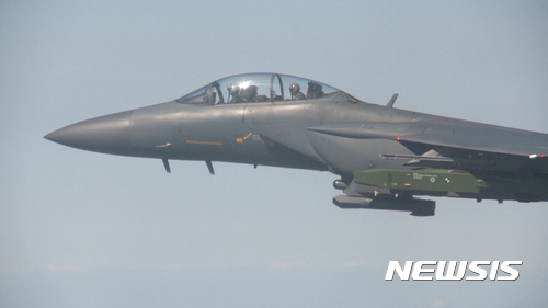 【서울=뉴시스】 F-15K 전투기가 실사격을 위해 타우러스 미사일을 장착하고 서해상공을 비행하고 있는 모습. 2017.09.13. (사진=공군 제공) photo@newsis.com