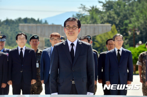 【광주=뉴시스】류형근 기자 = 공식 출범한 국방부 5·18특별조사위원회가 13일 광주를 방문, 광주 북구 운정동 국립5·18민주묘지를 찾아 5월 영령을 참배하고 '헬기사격과 전투기 광주 폭격 대기' 조사를 위한 첫 일정에 돌입했다. 이건리 특조위원장이 민주묘지 추모탑 앞에서 헌화와 분향을 하고 있다. 2017.09.13. hgryu77@newsis.com