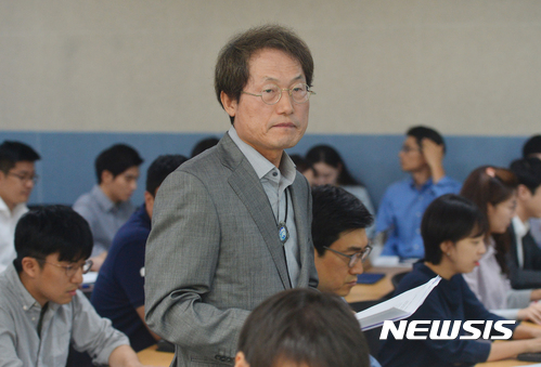 【서울=뉴시스】고승민 기자 = 조희연 서울시교육감이 13일 오전 서울시교육청에서 2018학년도 공립초등학교 교사 임용후보자 선정 경쟁시험 선발 예정인원 최종 발표를 하기 위해 브리핑실로 들어서고 있다. 서울시교육청은 학령인구 감소와 교원정원 축소 등에 따라 지난달 선발예정인원을 105명으로 사전예고한 바 있다. 그러나 임용절벽 우려와 교실수업 혁신을 위해 지금보다 1만5천명 이상의 교원이 더 필요하다는 교육부 추산 등을 고려해 2018학년도 공립초 교원 선발예정 인원을 280명 증원, 385명을 선발키로 했다. 2017.09.13. kkssmm99@newsis.com