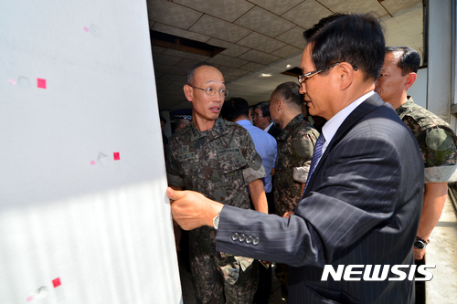 【광주=뉴시스】류형근 기자 = 37년 전 광주항쟁 진실찾기에 나선 국방부 5·18특별조사위원회가 13일 오후 광주 동구 헬기사격이 이뤄진 전일빌딩을 찾아 현장을 휴대전화로 기록하고 있다. 2017.09.13. hgryu77@newsis.com