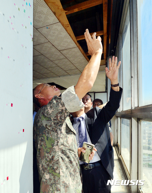 【광주=뉴시스】류형근 기자 = 37년 전 광주항쟁 진실찾기에 나선 국방부 5·18특별조사위원회가 13일 오후 광주 동구 헬기사격이 이뤄진 전일빌딩을 찾아 현장을 휴대전화로 기록하고 있다. 2017.09.13.&nbsp; hgryu77@newsis.com