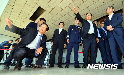 【광주=뉴시스】류형근 기자 = 37년 전 광주 민주화운동 진실찾기에 나선 국방부 5·18특별조사위원회가 13일 오후 1980년 5월 헬기사격의 탄흔을 간직한 전일빌딩을 찾아 현장을 살펴보고 있다. 2017.09.13. hgryu77@newsis.com