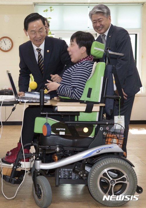 【서울=뉴시스】최진석 기자 = 김상곤 사회부총리 겸 교육부장관이 특수학교 신설 및 특수교사 증원 등 특수교육 여건개선 국정과제 추진 의지를 피력하기 위해 13일 서울 마포구 한국우진학교를 방문해 학생들을 만나고 있다. 2017.09.13. photo@newsis.com