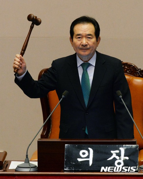 【서울=뉴시스】홍효식 기자 = 13일 오후 서울 여의도 국회 본회의장에서 열린 제354회 국회(정기회) 제7차 본회의에 참석한 정세균 국회의장이 개회를 알리며 의사봉을 두드리고 있다. 2017.09.13.&nbsp; yesphoto@newsis.com