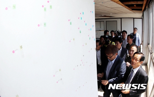 【광주=뉴시스】류형근 기자 = 37년 전 광주항쟁 진실찾기에 나선 국방부 5·18특별조사위원회가 13일 오후 광주 동구 헬기사격이 이뤄진 전일빌딩을 찾아 현장을 살펴보고 있다. 2017.09.13.&nbsp; hgryu77@newsis.com