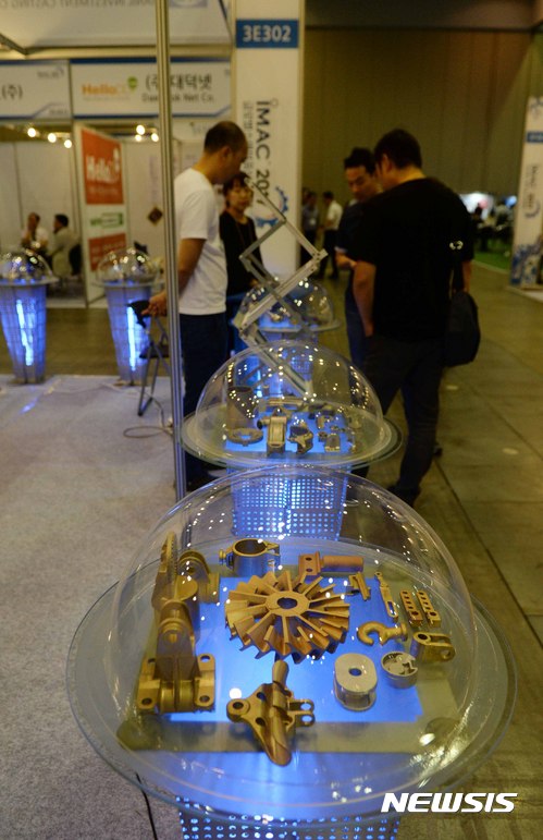 【고양=뉴시스】고범준 기자 = 13일 오후 경기 고양시 일산서구 킨텍스에서 열린 2017 글로벌소재부품산업대전(IMAC)에서 시민들이 각 부스를 찾아 제품을 살펴보고 있다. 올해로 12회를 맞는 2017 글로벌 소재부품산업대전은 금속·기계부품, 전기·전자부품, 화학·세라믹 등 국내 최대의 소재부품산업 전문전시회다. 2017.09.13. bjko@newsis.com