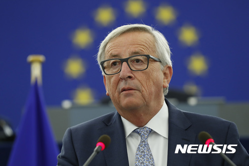【스트라스부르=AP/뉴시스】장 클로드 융커 유럽연합( EU) 집행위원장이 13일(현지시간) 프랑스 스트라스부르에 있는 유럽의회에 출석해 연설하고 있다. 2017.09.13 