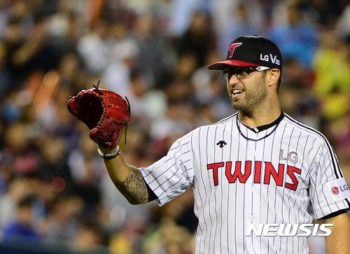 【서울=뉴시스】박주성 기자 = 13일 오후 서울 잠실야구장에서 열린 2017 KBO 리그 롯데 자이언츠 대 LG 트윈스의 경기, 4회초 노아웃 주자 2루 롯데 이대호를 삼진 잡은 LG 선발 허프가 웃고 있다. 2017.09.13. park7691@newsis.com