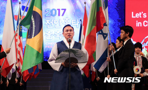  【천안=뉴시스】이종익 기자 = 전국 유일의 춤축제인 '천안흥타령 춤축제2017'가 13일 오후 7시 천안삼거리공원에서 공식개막한 가운데 구본영 천안시장이 개막 선언을 하고 있다. 2017.09.14. (사진=천안시 제공) photo@newsis.com