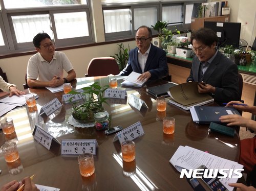 【서울=뉴시스】임재희 기자 = 조희연 서울시교육감(오른쪽 첫 번째)이 14일 오후 서울 종로구 서울시교육청 유아교육과에서 전기옥 한국유치원총연합회 서울지회장 등 서울지부 관계자 5명과 면담을 통해 18일과 25~29일로 예고된 집단 휴업 철회 등을 논의하고 있다. 2017.09.14. limj@newsis.com