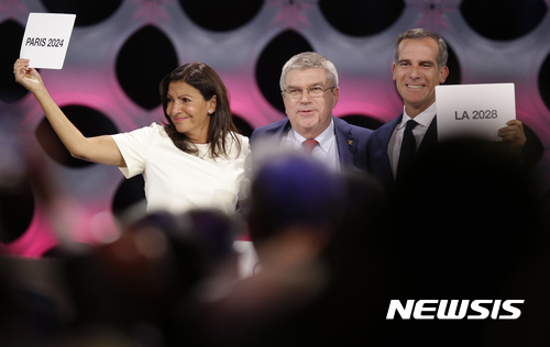 【리마=AP/뉴시스】 14일(한국시간) 페루 리마에서 열린 국제올림픽위원회(IOC) 총회에서 2024년과 2028년 하계올림픽 개최지로 각각 프랑스 파리와 미국 로스앤젤레스가 선정됐다. 토마스 바흐 IOC 위원장(가운데)이 두 도시 시장과 함께 기쁨을 나누고 있다. 2017.9.14.