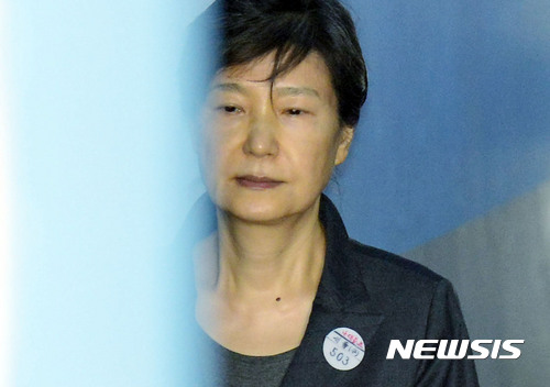 【서울=뉴시스】최동준 기자 = 박근혜 전 대통령이 14일 오전 서울 서초구 서울중앙지방법원에서 열린 공판에 출석하기 위해 호송차에서 내려 법정으로 향하고 있다. 2017.09.14.&nbsp; photocdj@newsis.com