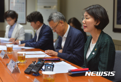 【서울=뉴시스】고승민 기자 = 박춘란(오른쪽) 교육부 차관이 14일 오전 서울 광화문 정부서울청사에서 사립유치원 휴업관련 관계부처 대책회의를 주재하고 있다. 2017.09.14. kkssmm99@newsis.com