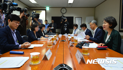 【서울=뉴시스】고승민 기자 = 박춘란(오른쪽) 교육부 차관이 14일 오전 서울 광화문 정부서울청사에서 사립유치원 휴업관련 관계부처 대책회의를 주재하고 있다. 2017.09.14. kkssmm99@newsis.com