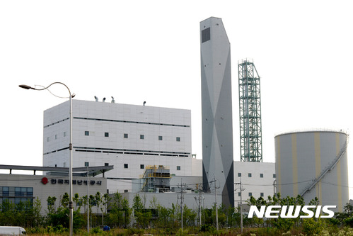 【나주뉴시스】이창우 기자 = 광주전남공동(나주)혁신도시에 집단 열에너지를 공급하게 될 '열병합 발전소' 준공과 가동을 앞두고 또 다시 '광주권 쓰레기 연료 반입' 문제가 수면위로 떠오르면서 주민 반발을 불러 오고 있다. 사진은 나주 산포면 신도산단 내에 들어선 '한국지역난방공사 열병합발전소'. 2017.09.14 lcw@newsis.com