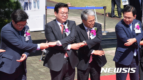 【서울=뉴시스】이영환 기자 = 14일 오전 서울 여의도 국회 잔디마당에서 열린 2017 대한민국 청년일자리박람회 개막식에서 바른정당 주호영(오른쪽부터), 국민의당 김동철, 자유한국당 정우택, 더불어민주당 우원식 원내대표가 기념촬영을 위해 손을 맞잡고 있다. 2017.09.14. 20hwan@newsis.com