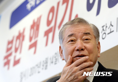 【서울=뉴시스】박영태 기자 = 14일 오전 서울 영등포구 여의도 국회에서 진행된 국회 한반도 평화포럼 문정인 연세대 특임명예 교수 초청 간담회 ‘북한 핵 위기, 어떻게 풀 것인가?’에서 문정인 교수가 참석자들과 이야기를 나누고 있다. 2017.09.14.since1999@newsis.com