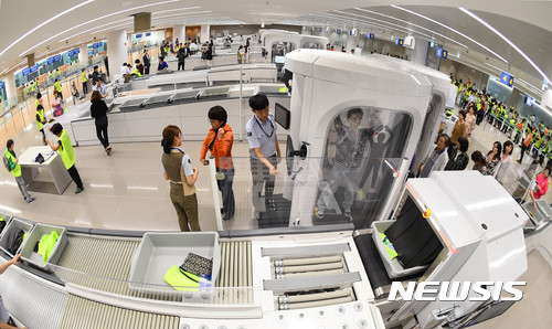 【인천공항=뉴시스】추상철 기자 =14일 오전 종합시험운영 점검이 실시된 인천국제공항 제2여객터미널에서 가상승객들이 전신검색대 시연을 하고 있다. 이날 실시된 종합시험운영 점검에는 4000여 명이 투입돼 발권부터 출국, 입국까지 실제 공항에서 발생하는 모든 분야에 대한 운영 점검이 이뤄졌다. 2017.09.14. photo@newsis.com