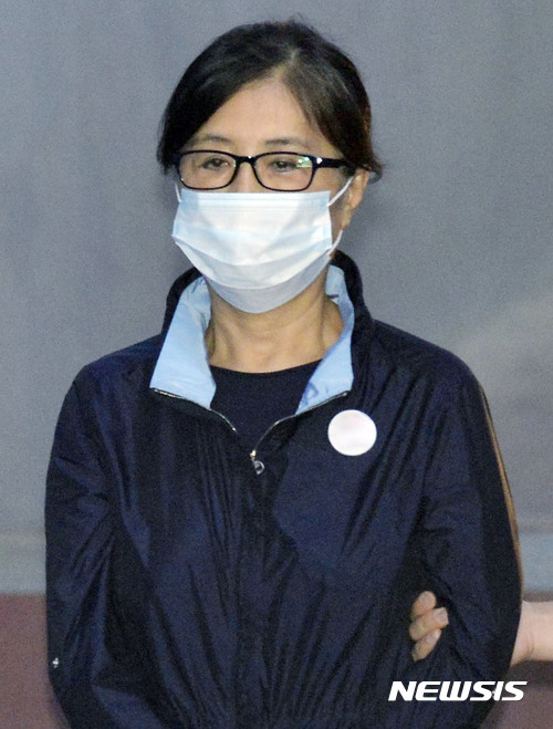 【서울=뉴시스】최동준 기자 = 최순실 씨가 14일 서울 서초구 서울중앙지방법원에서 열린 '정유라 이대 특혜' 의혹 공판에 출석하기 위해 호송차에서 내려 법정으로 향하고 있다. 2017.09.14. photocdj@newsis.com