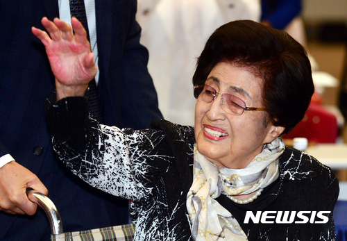 【광주=뉴시스】류형근 기자 = 14일 오전 광주 서구 김대중컨벤션센터 컨벤션홀에서 2017세계인권도시포럼이 개막한 가운데 이희호 김대중평화센터 이사장이 손을 흔들고 있다. 2017.09.14. hgryu77@newsis.com