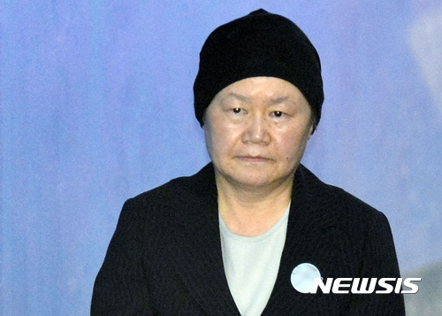 【서울=뉴시스】최동준 기자 = 김경숙 전 이화여자대학교 신산업융합대학장이 14일 서울 서초구 서울중앙지방법원에서 열린 '정유라 이대 특혜' 의혹 공판에 출석하기 위해 호송차에서 내려 법정으로 향하고 있다. 2017.09.14. photocdj@newsis.com