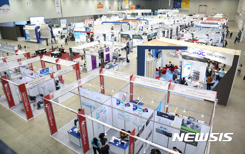 【대구=뉴시스】우종록 기자 = 자료사진. 대구시, 경북도, 과학기술정보통신부가 공동 주최하고 국내·외 기업 200여 개사 700여 부스로 열린 '2017 대한민국 ICT 융합엑스포'가 열린 모습이다. 2018.03.09. wjr@newsis.com