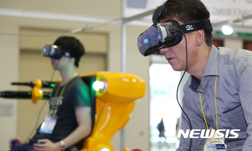 【대구=뉴시스】가상현실(VR)을 체험을 하고 있는 모습이다. 뉴시스DB. 2025.12.26. photo@newsis.com