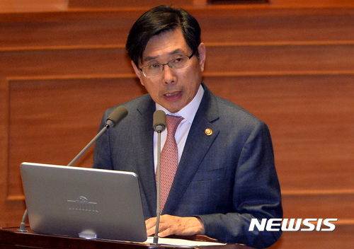 【서울=뉴시스】이영환 기자 = 14일 오후 서울 여의도 국회 본회의장에서 열린 제354회 국회(정기회) 제8차 본회의에 참석한 박상기 법무부 장관이 더불어민주당 박영선 의원의 질의에 답하고 있다. 2017.09.14. 20hwan@newsis.com