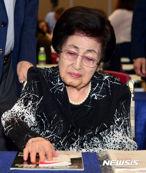 【광주=뉴시스】류형근 기자 = 14일 오전 광주 서구 김대중컨벤션센터 컨벤션홀에서 2017세계인권도시포럼이 개막한 가운데 이희호 김대중평화센터 이사장이 참석했다. 2017.09.14. hgryu77@newsis.com