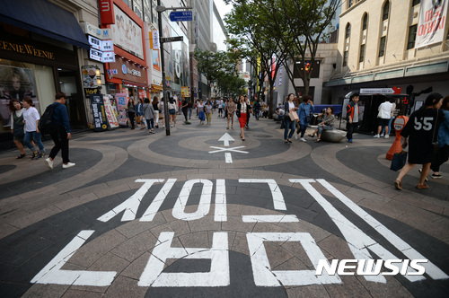 【서울=뉴시스】김진아 기자 = 중국 정부의 사드 보복 '금한령'이 시행된지 6개월여 지난 14일 서울 중구 명동쇼핑거리가 비교적 한산한 모습을 보이고 있다. 2017.09.14.  bluesoda@newsis.com