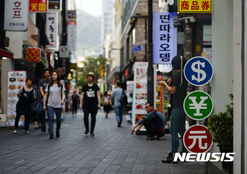 【서울=뉴시스】김진아 기자 = 중국 정부의 사드 보복 '금한령'이 시행된지 6개월여 지난 14일 서울 중구 명동쇼핑거리가 비교적 한산한 모습을 보이고 있다. 2017.09.14.  bluesoda@newsis.com