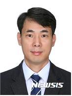 【대전=뉴시스】조명휘 기자 = 대전도시철도공사는 차량팀에 근무하는 정헌재 과장(48)이 제112회 철도차량기술사 시험에 최종 합격했다고 14일 밝혔다. 2017.09.14. (사진= 대전도시철도공사 제공)&nbsp; photo@newsis.com